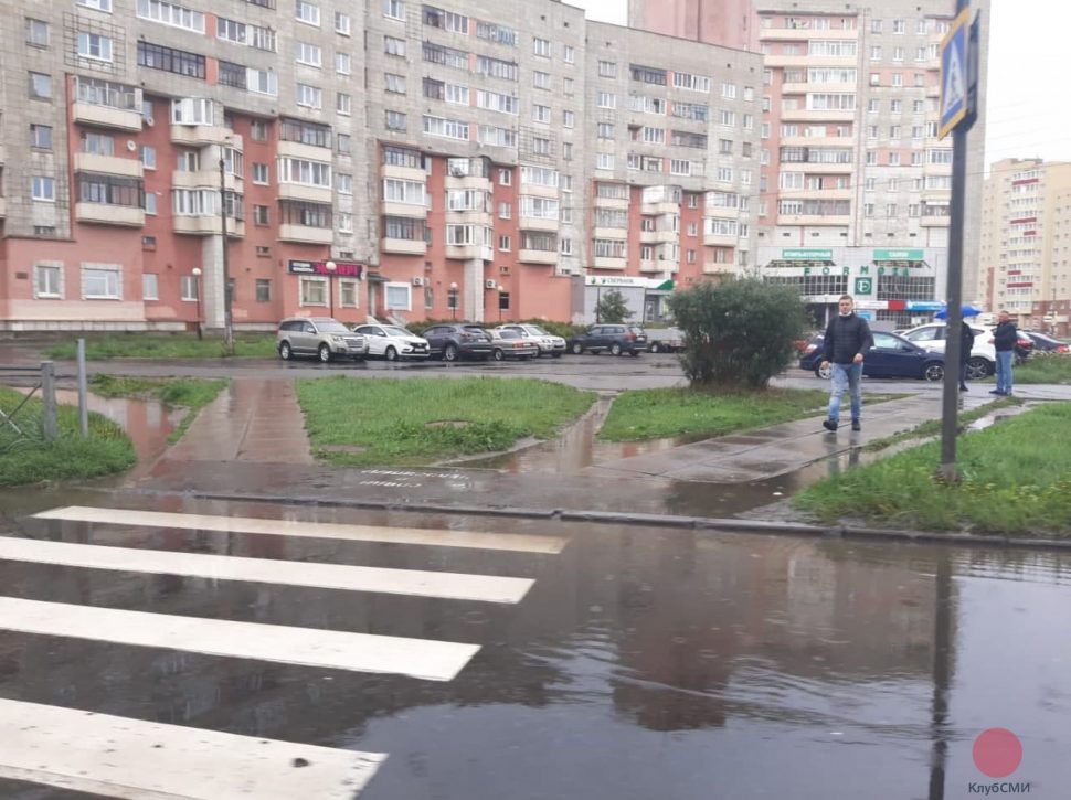 После дождя в Северодвинске подтопило пешеходные переходы и выезды из дворов